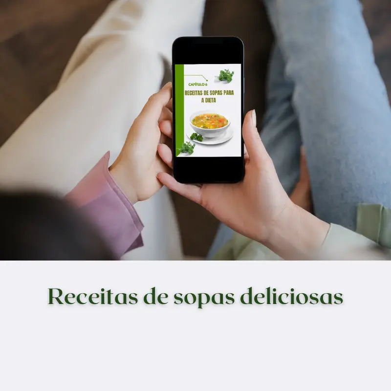 Mulher lendo no celular o capítulo do e-book sopa para emagrecer - um guia para iniciantes que dá receitas de sopas