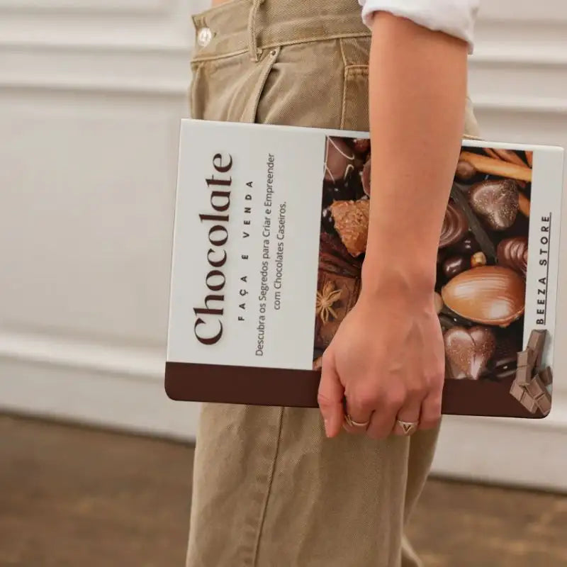 mulher com o livro chocolate faça e venda 