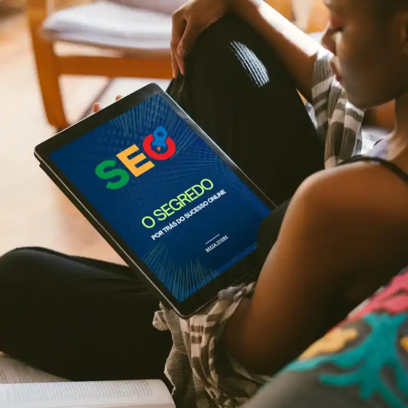 Mulher lendo ebook SEO o segredo por trás do sucesso  no tablet